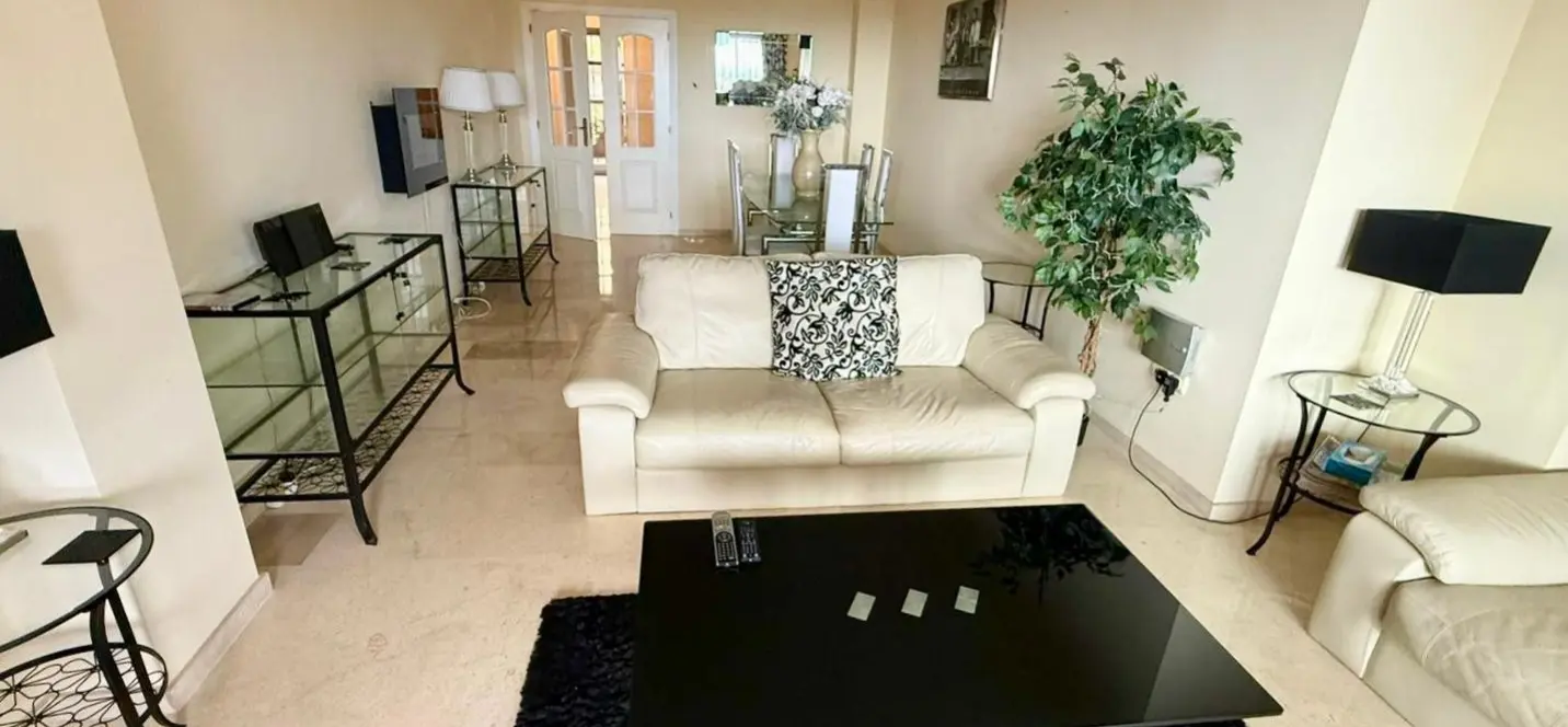 Sale of middle floor apartment in Elviria 2