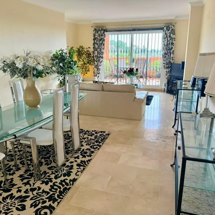 Sale of middle floor apartment in Elviria