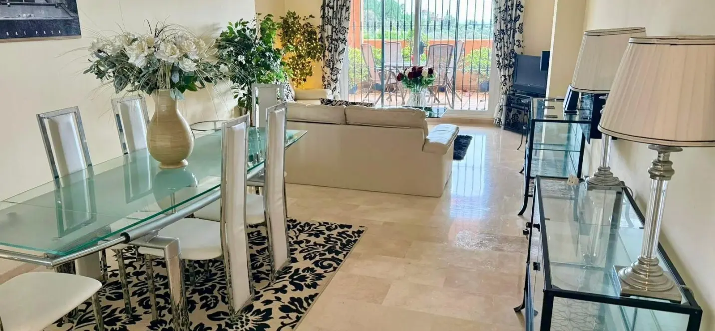 Sale of middle floor apartment in Elviria 3