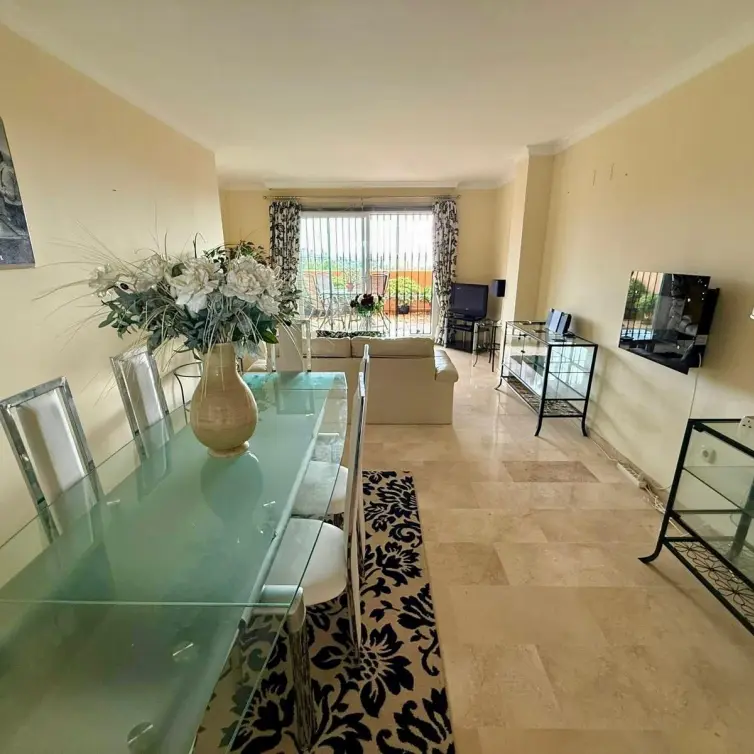 Sale of middle floor apartment in Elviria