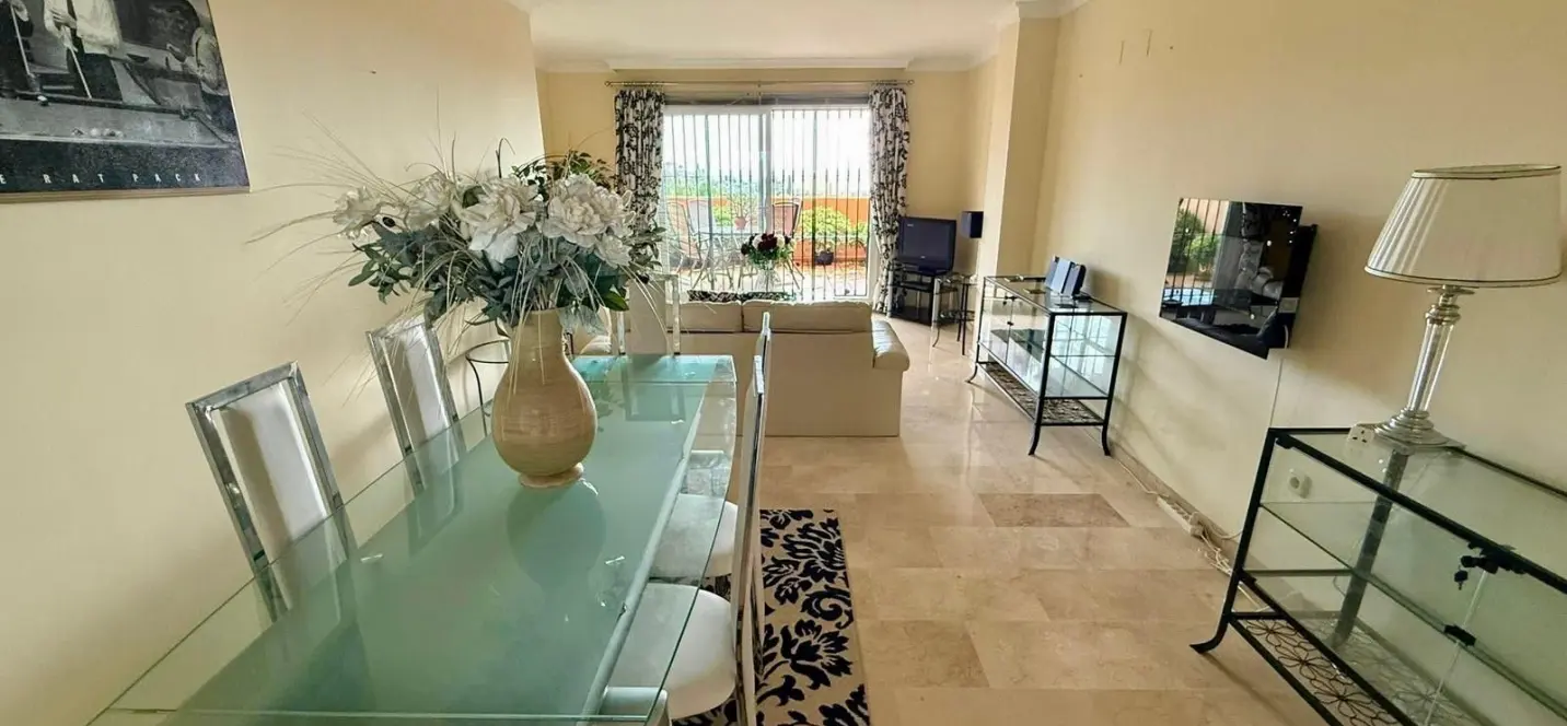 Sale of middle floor apartment in Elviria 4