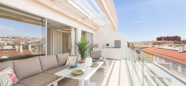 Продажа апартаментов на среднем этаже в Estepona 0