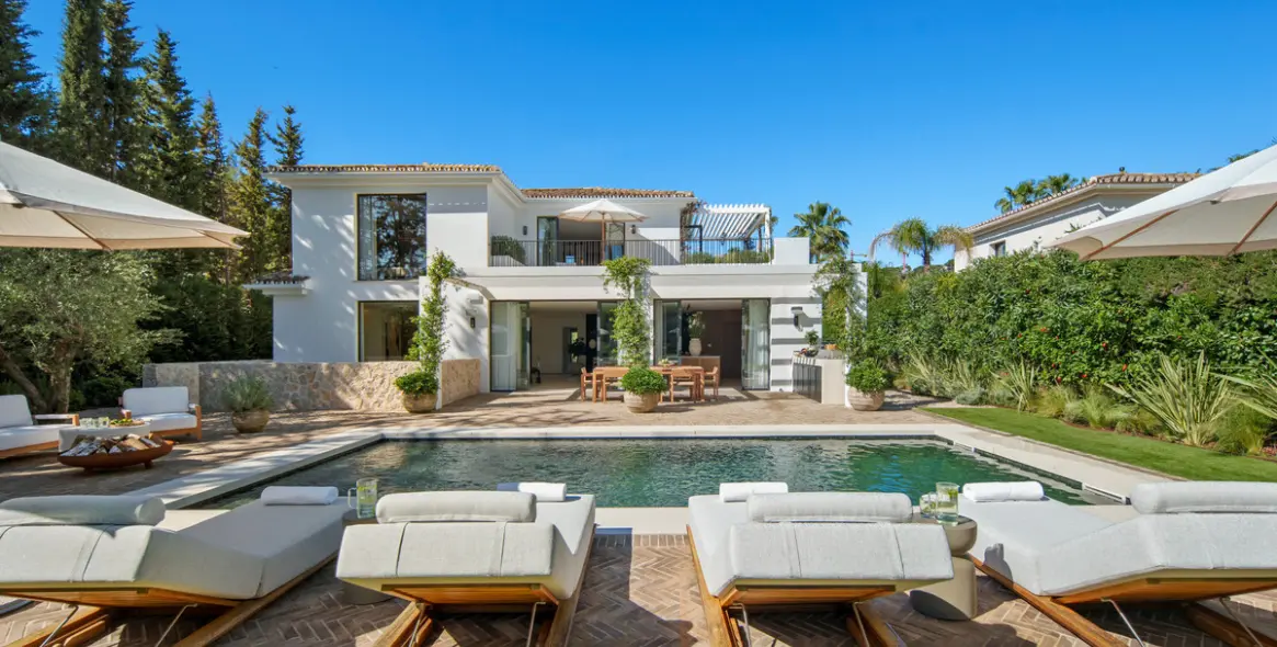 Venta de villa independiente en Nueva Andalucía 1