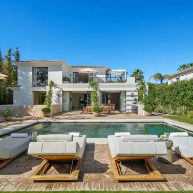 Venta de villa independiente en Nueva Andalucía