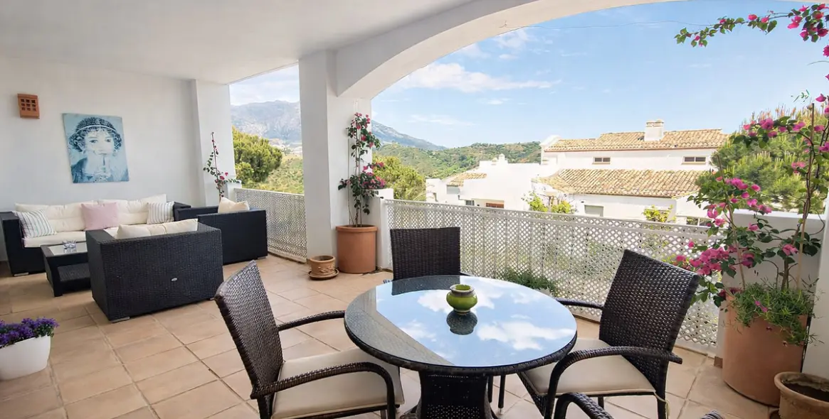 Short-term rent of middle floor apartment in Benahavís 1
