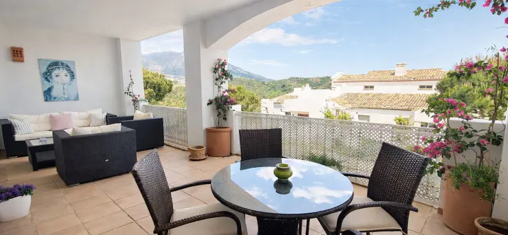 Short-term rent of middle floor apartment in Benahavís 0