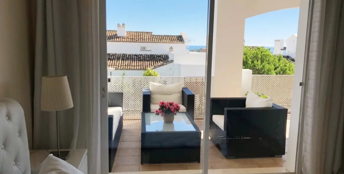 Short-term rent of middle floor apartment in Benahavís 10
