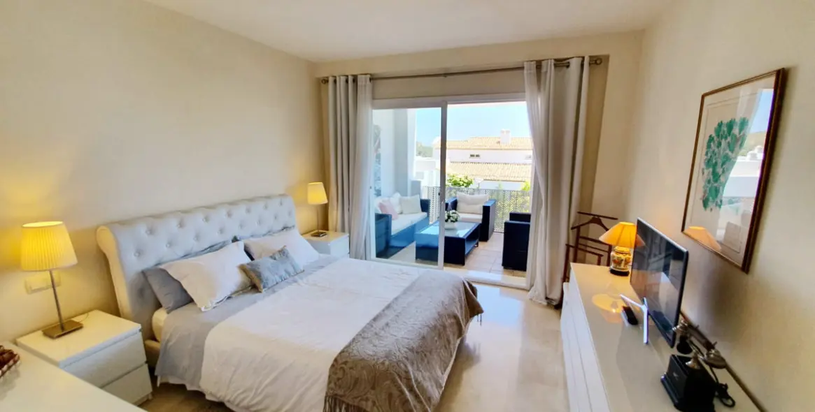 Short-term rent of middle floor apartment in Benahavís 12