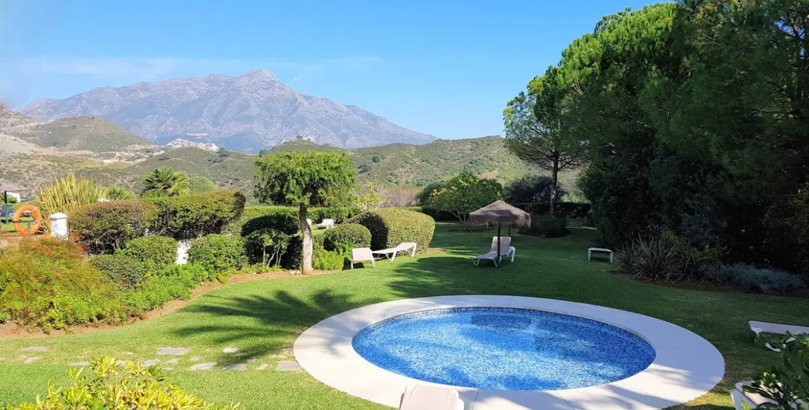 Short-term rent of middle floor apartment in Benahavís 25
