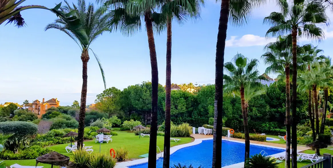 Short-term rent of middle floor apartment in Benahavís 26