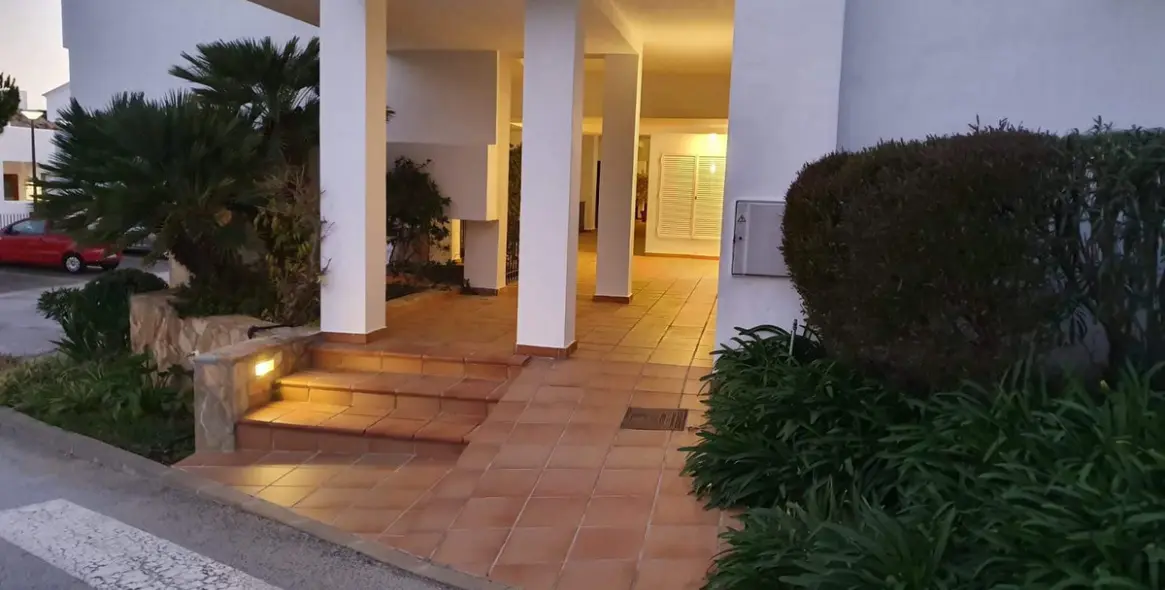 Short-term rent of middle floor apartment in Benahavís 38