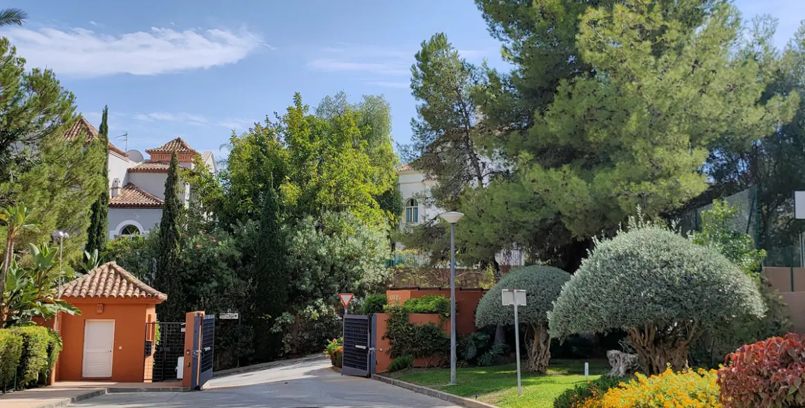 Short-term rent of middle floor apartment in Benahavís 42