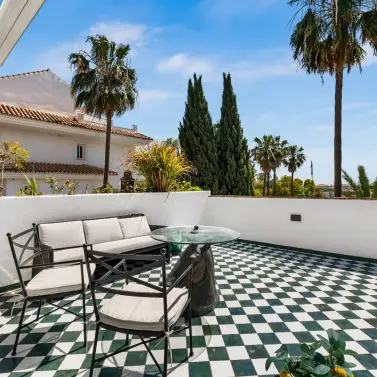 Long-term rent of middle floor apartment in The Golden Mile