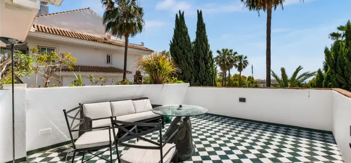 Short-term rent of middle floor apartment in The Golden Mile 2