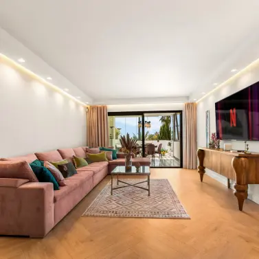 Long-term rent of middle floor apartment in The Golden Mile
