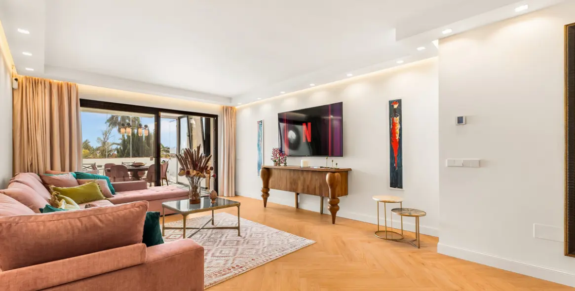 Short-term rent of middle floor apartment in The Golden Mile 8