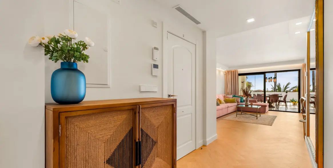 Short-term rent of middle floor apartment in The Golden Mile 13