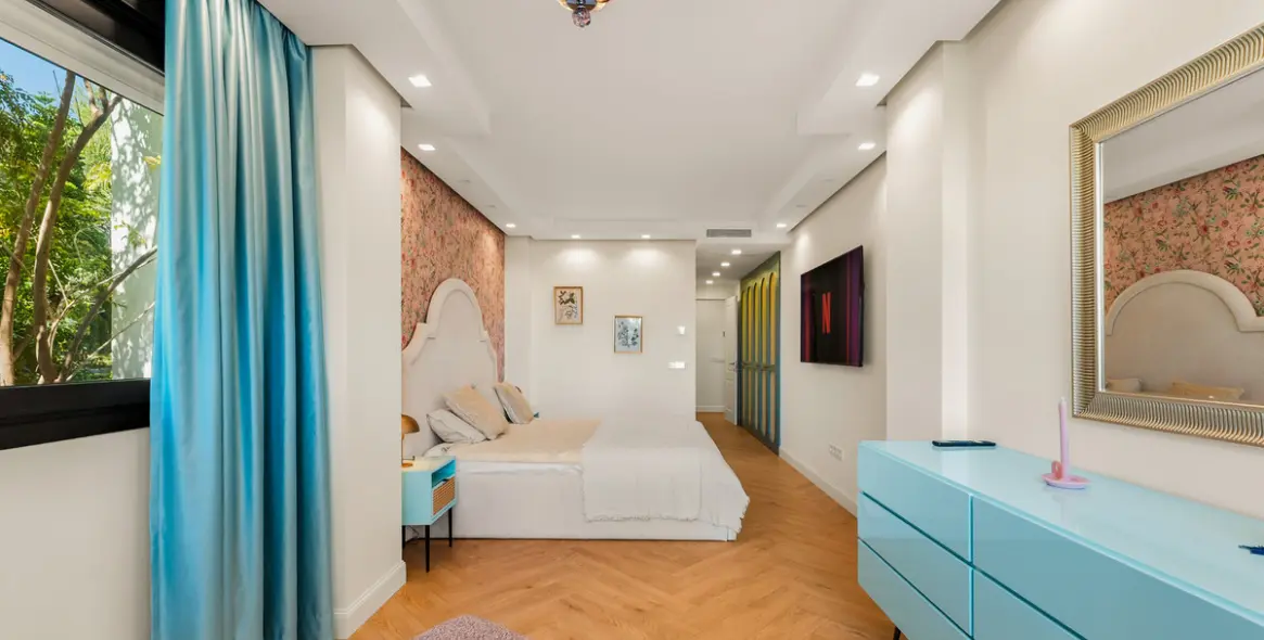 Short-term rent of middle floor apartment in The Golden Mile 14