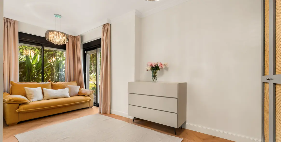 Short-term rent of middle floor apartment in The Golden Mile 23