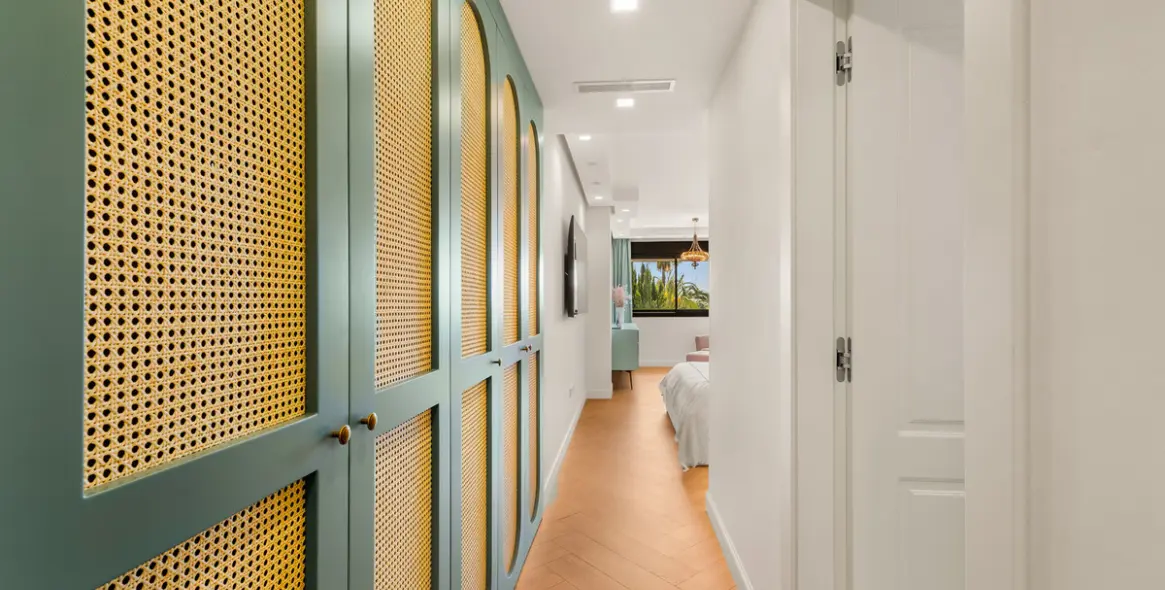Short-term rent of middle floor apartment in The Golden Mile 26