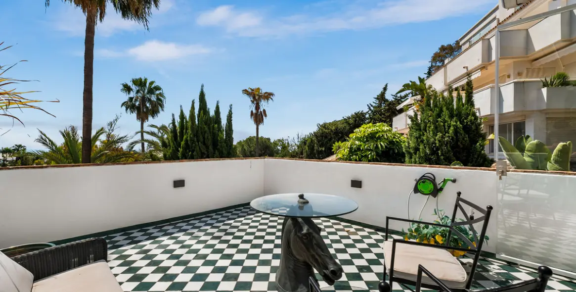 Short-term rent of middle floor apartment in The Golden Mile 27