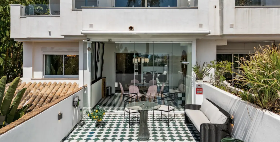 Short-term rent of middle floor apartment in The Golden Mile 28