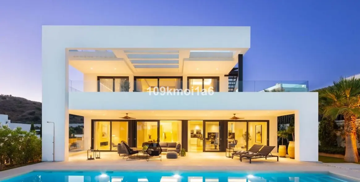 Long-term rent of detached villa in Nueva Andalucía 1