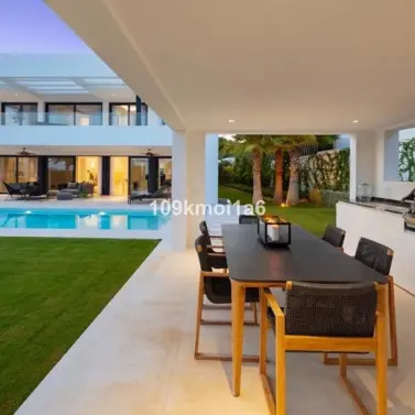 Long-term rent of detached villa in Nueva Andalucía