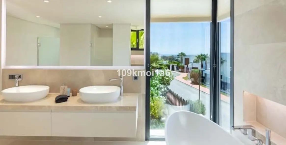 Long-term rent of detached villa in Nueva Andalucía 15