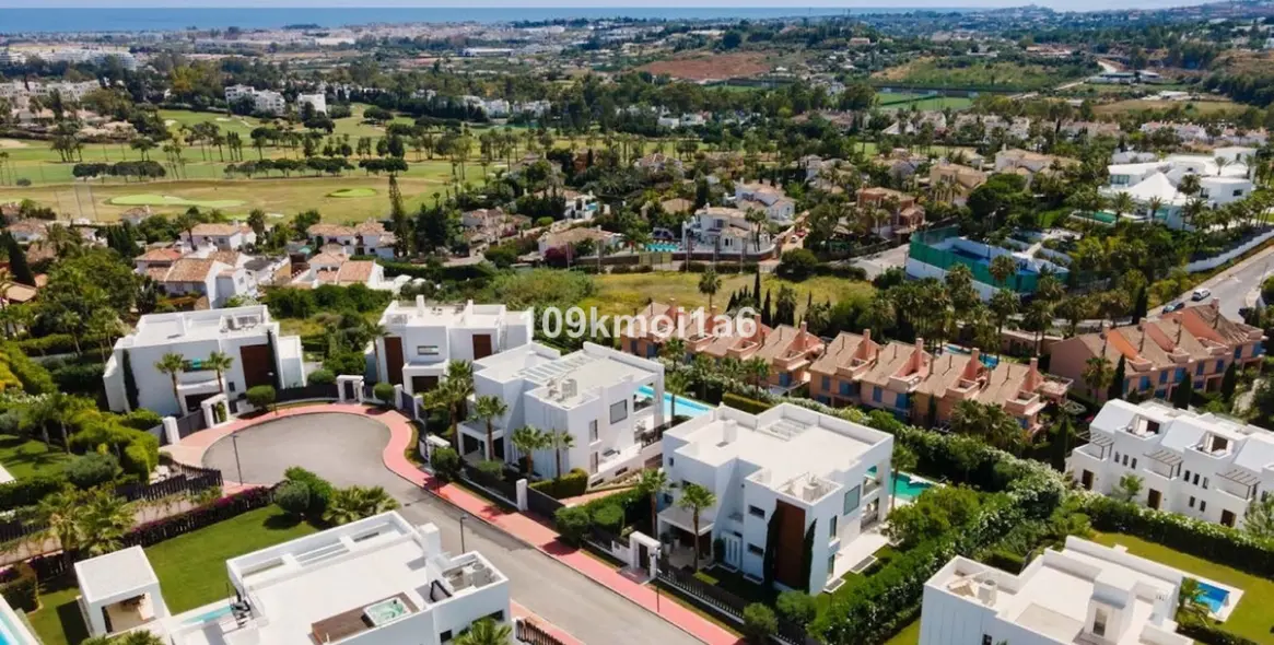 Long-term rent of detached villa in Nueva Andalucía 28