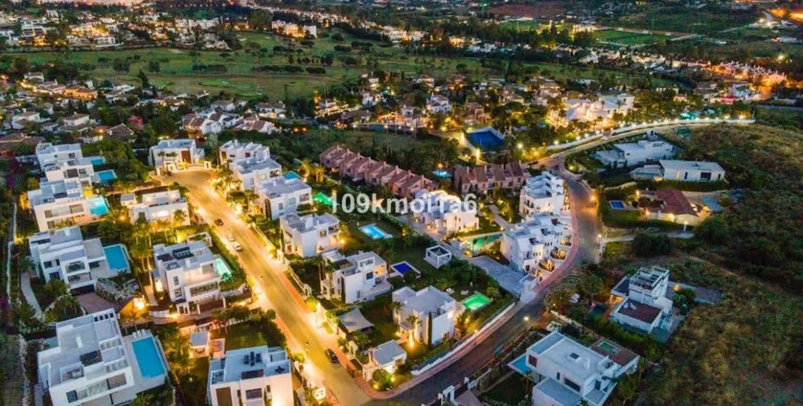 Long-term rent of detached villa in Nueva Andalucía 29