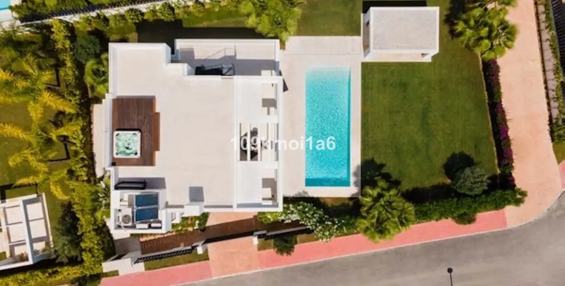 Long-term rent of detached villa in Nueva Andalucía 31