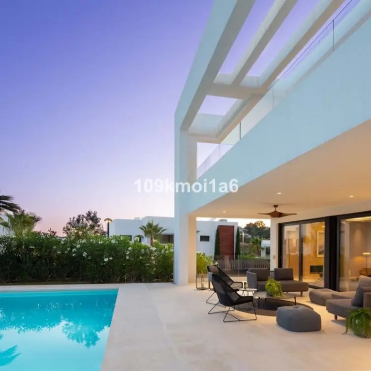 Venta de villa independiente en Nueva Andalucía
