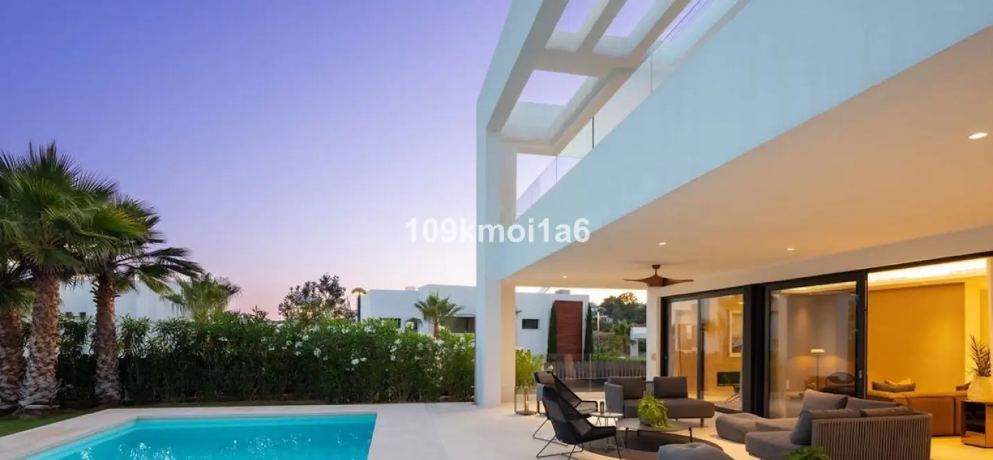 Venta de villa independiente en Nueva Andalucía 3
