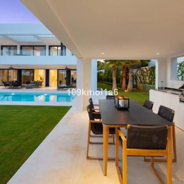 Venta de villa independiente en Nueva Andalucía