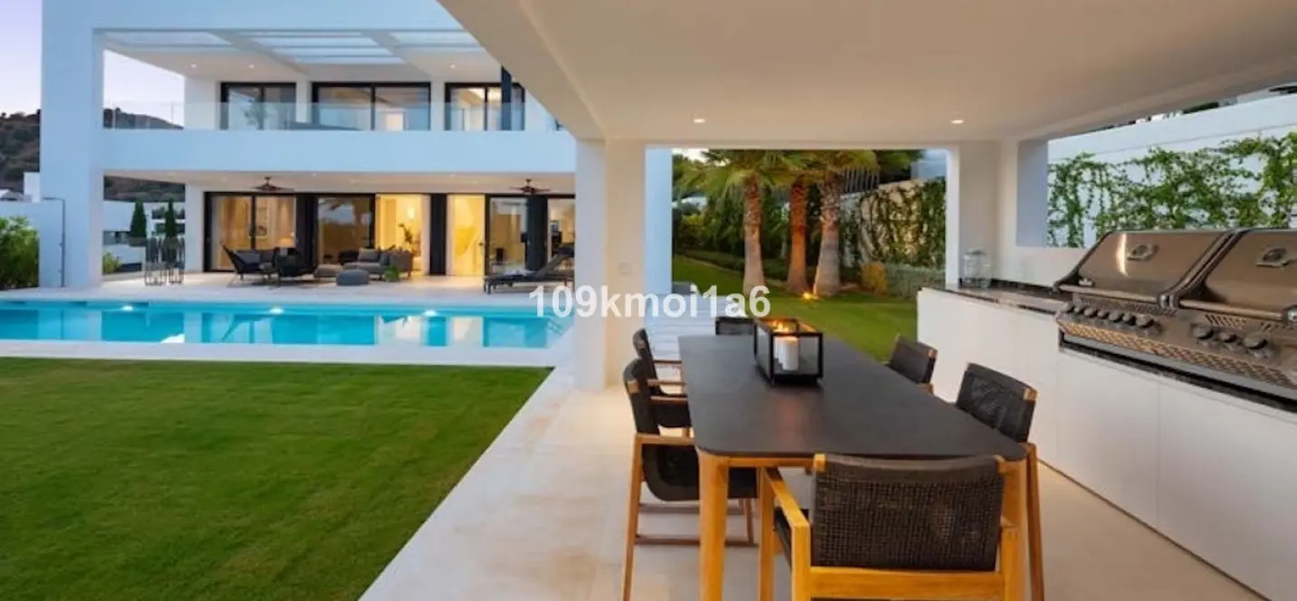 Venta de villa independiente en Nueva Andalucía 4