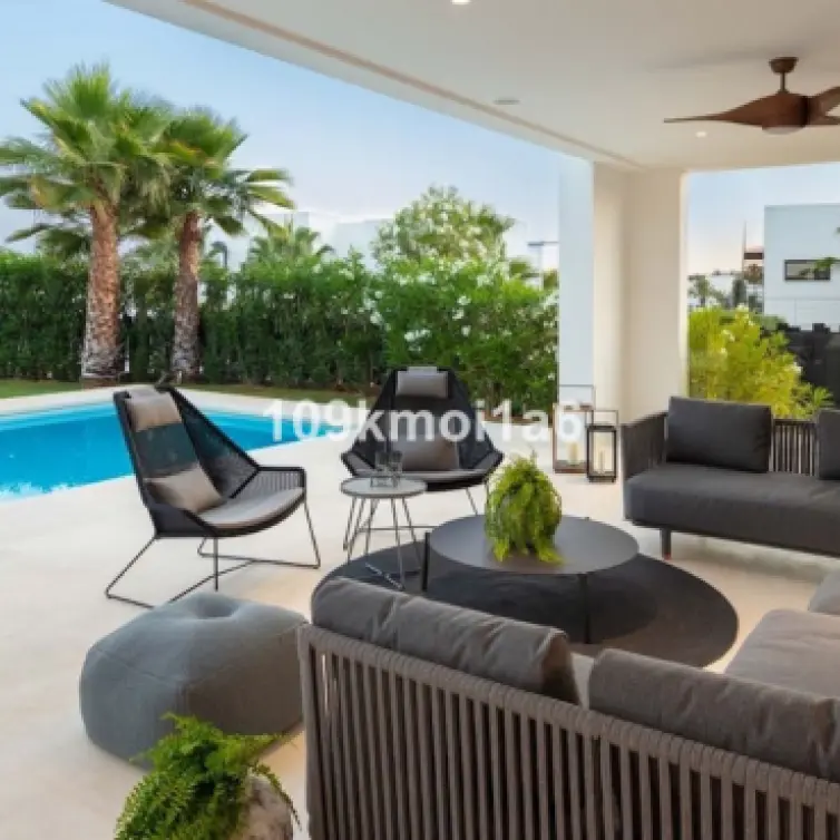 Venta de villa independiente en Nueva Andalucía