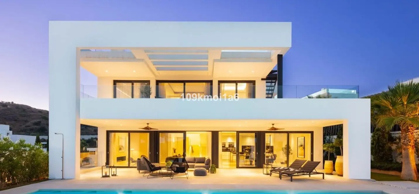 Sale of detached villa in Nueva Andalucía 0