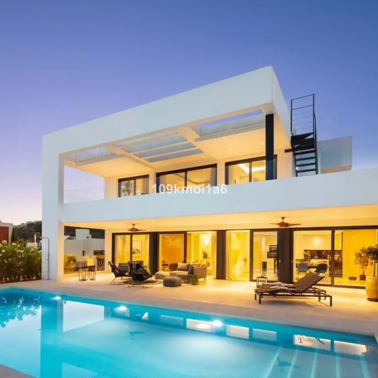 Sale of detached villa in Nueva Andalucía