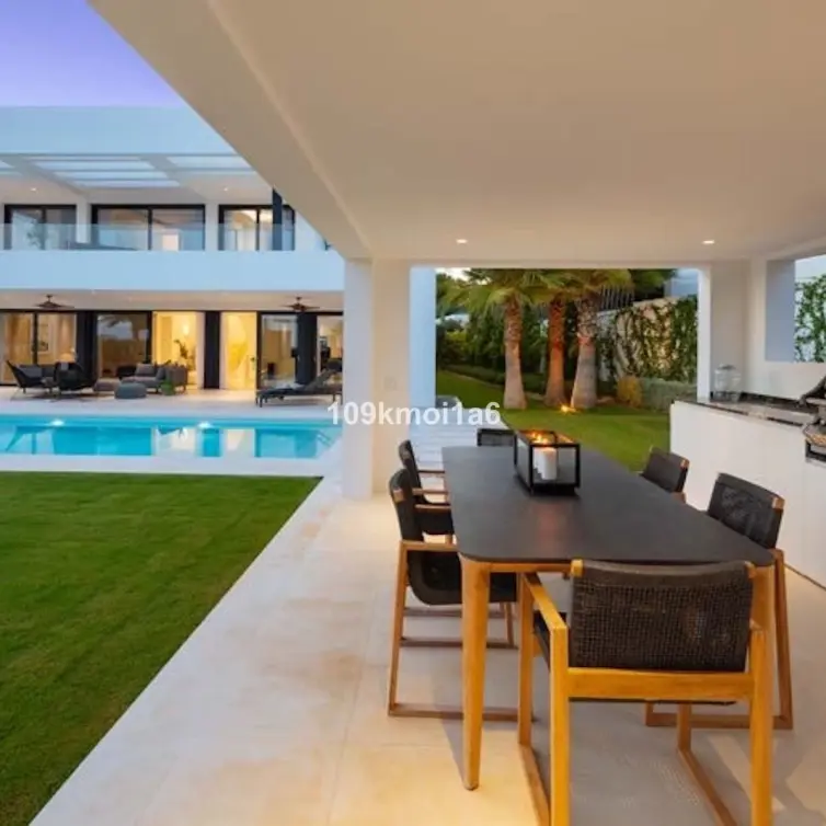 Sale of detached villa in Nueva Andalucía