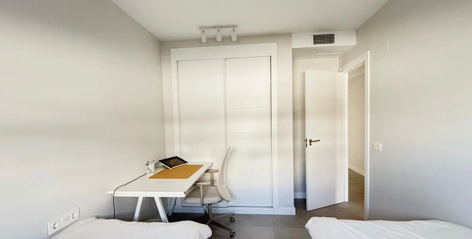 Venta de apartamento en planta media en El Chaparral 23