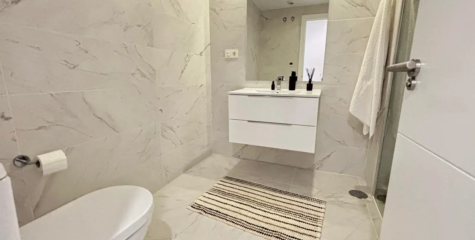 Venta de apartamento en planta media en El Chaparral 30