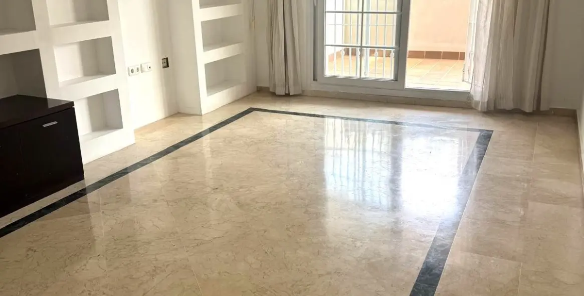 Venta de apartamento en planta media en The Golden Mile 2