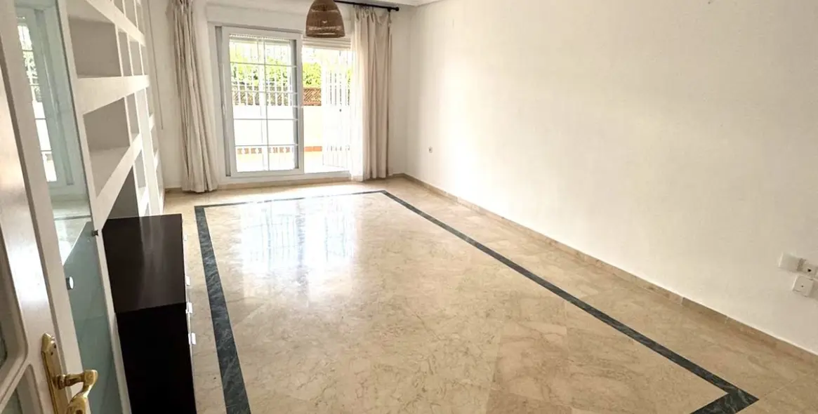 Venta de apartamento en planta media en The Golden Mile 4