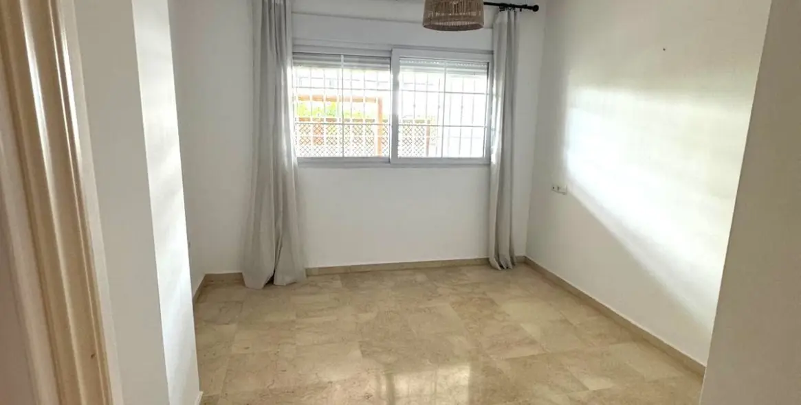 Venta de apartamento en planta media en The Golden Mile 5