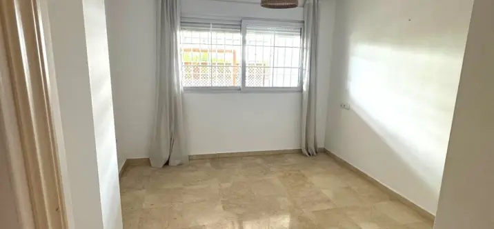 Продажа апартаментов на среднем этаже в The Golden Mile 4
