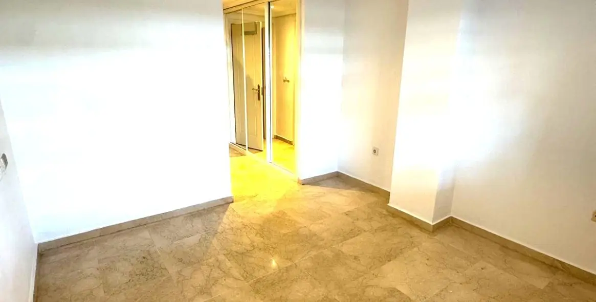 Venta de apartamento en planta media en The Golden Mile 8