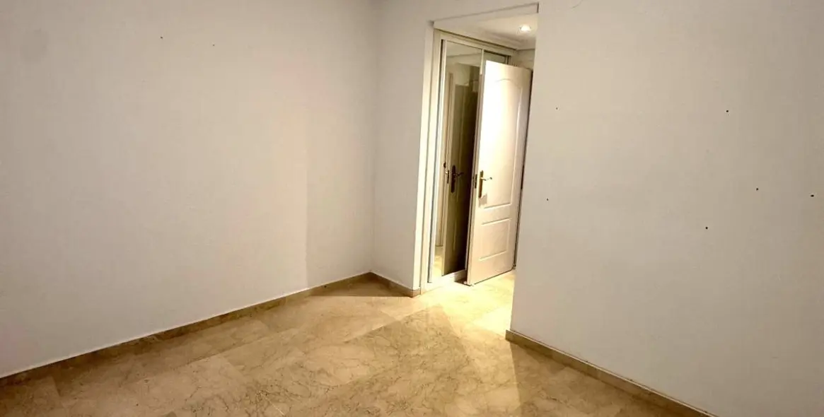 Venta de apartamento en planta media en The Golden Mile 10