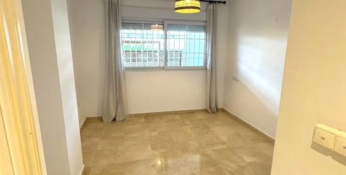 Venta de apartamento en planta media en The Golden Mile 11