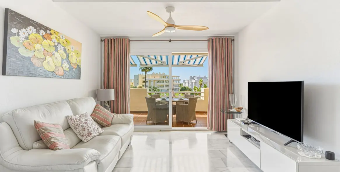 Sale of middle floor apartment in El Chaparral 8